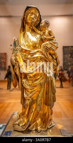 Parigi, Francia - 03 01 2025: Museo del Louvre. Statua della Vergine col bambino, argento dorato, smalti, pietre e perle di Anonymous Foto Stock