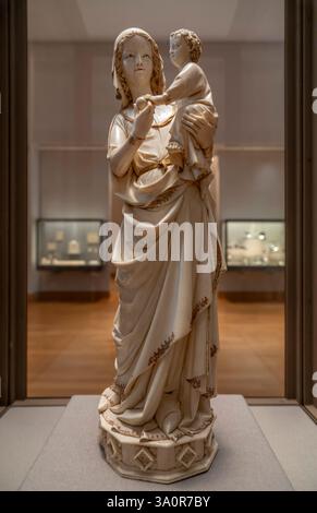 Parigi, Francia - 03 01 2025: Museo del Louvre. Statuetta in avorio, Vergine e bambino scolpita da Anonymous Foto Stock