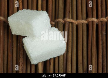 Zollette di zucchero su base di legno. Studio shot Foto Stock