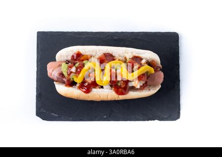 Hot dog di Sonora. Tradizionale hot dog messicano isolato su sfondo bianco Foto Stock