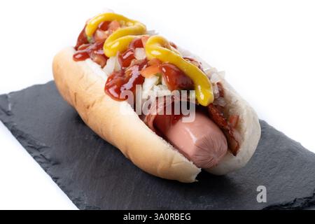 Hot dog di Sonora. Tradizionale hot dog messicano isolato su sfondo bianco Foto Stock