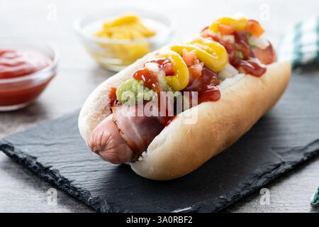 Hot dog di Sonora. Tradizionale hot dog messicano su un tavolo di legno Foto Stock