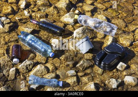 Inquinamento ambientale, rifiuti domestici lavati sulla riva del lago, bottiglie di plastica e vetro, Austria, Europa Foto Stock