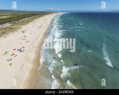 Kite surfisti alla spiaggia di Los Lances vicino a Tarifa. In lontananza la costa del Marocco. Vista aerea. Colpo di drone. Provincia di Cadice, Andalusia, Spagna Foto Stock