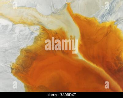 Laghetto di rifiuti nella zona ricca di minerali delle miniere di Rio Tinto. Il colore è causato da minerali di ferro ossidati. Vista aerea. Colpo di drone. Provincia di Huelva, Foto Stock