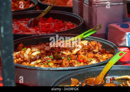 Cucina cinese, piatti caldi in mostra al Brick Lane Market di Londra Foto Stock