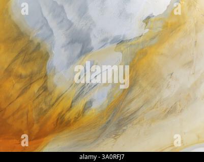 Laghetto di rifiuti nella zona ricca di minerali delle miniere di Rio Tinto. Il colore è causato da minerali di ferro ossidati. Vista aerea. Colpo di drone. Provincia di Huelva, Foto Stock