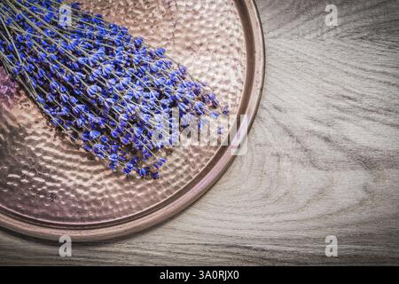 Pacchetto di vassoio in rame lavanda asciutto per la salute su legno concetto di assistenza sanitaria Foto Stock