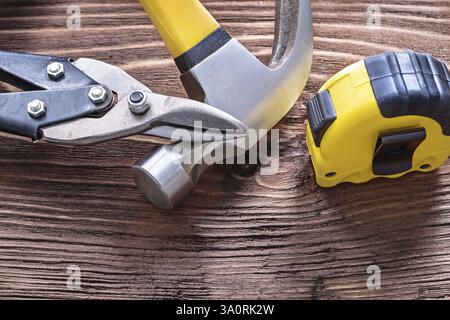 Pinza a percussione a pinza e concetto di manutenzione nastro-line su pannelli di legno Foto Stock