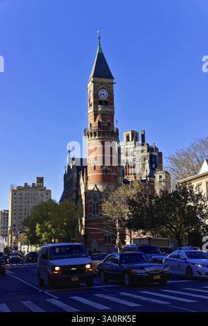 Brooklyn, New York, Stati Uniti, Nord America, edificio storico con torre dell'orologio, circondato dal traffico cittadino in cielo limpido, Manhattan, New York, Nord America Foto Stock