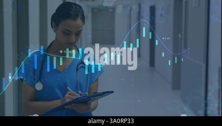 Immagine di diagrammi ed elaborazione dei dati su una donna birazziale che scrive sugli appunti Foto Stock