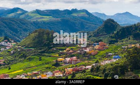 Vista dal Mirador de Jardina su un piccolo villaggio di Vega de las Marcedes, la foresta di Anaga e il parco rurale, il paesaggio di Tenerife, l'isola delle Canarie, la Spagna Foto Stock