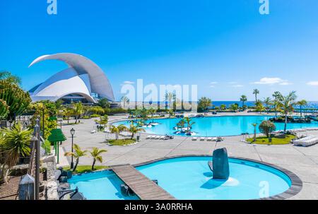 Santa Cruz de Tenerife, Spagna - 28 marzo 2017: Complesso di intrattenimento Parque Marítimo César Manrique con Auditorio de Tenerife Adam Martín Foto Stock