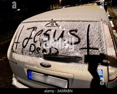 Impressionen: "Gesù è morto", Berlino (nur fuer redaktionelle Verwendung. Keine Werbung. Referenzdatenbank: http://www.360-berlin.de. © Jens Knappe. B Foto Stock