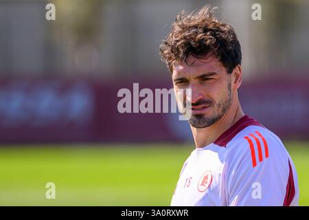 Roma, Italia. 5 marzo 2025. Mats Hummels dell'AS Roma partecipa ad una sessione di allenamento il giorno prima della partita di calcio di Europa League tra AS Roma e Athletic Bilbao al Centro sportivo Fulvio Bernardini di Roma, 5 marzo 2025. Crediti: Insidefoto/Alamy Live News Foto Stock