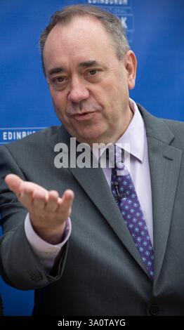 Il primo ministro della Scozia, Alex Salmond MSP (centro), nella foto al Festival Internazionale del libro di Edimburgo, dove ha preso parte ad un evento con il professor accademico Tom Devine. L'evento di tre settimane è il più grande festival letterario del mondo e si tiene durante l'annuale Festival di Edimburgo. L'evento del 2014 ha visto la partecipazione di più di 500 autori provenienti da tutto il mondo ed è stata la 31esima edizione del festival. Foto Stock