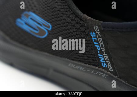 Dettaglio ravvicinato del marchio su una scarpa nera Skechers Slip-ins Foto Stock