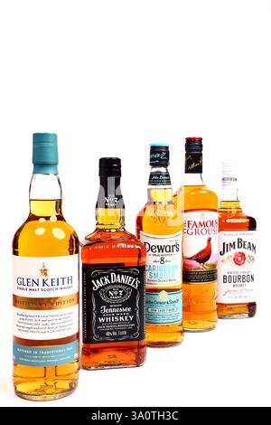 Varietà di bottiglie di whisky e whisky frullati e monomalto Foto Stock