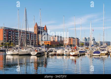 Moderni edifici per uffici lungo Amerikakaj e porticciolo nel bacino Occidentale del Porto libero meridionale, Nordhavn, Copenhagen, Danimarca Foto Stock