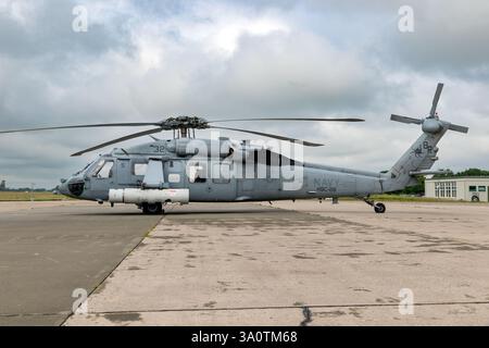 Elicottero Sikorsky MH-60S Seahawk della Marina DEGLI STATI UNITI dall'Helicopter Sea Combat Squadron 28 (HSC-28) Norfolk, Virginia, presso la Hohn Air base. Hohn, Germania - 12 giugno, Foto Stock