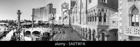 Las Vegas, Nevada - 14 settembre 2014: Vista di Las Vegas e della Las Vegas Strip dall'alto al tramonto Las Vegas è conosciuta principalmente per il gioco d'azzardo, lo sho Foto Stock