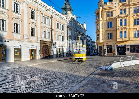 Pilsen, Repubblica Ceca - 2 gennaio 2020: Vecchia auto storica nella città vecchia di Pilsen con facciate storiche e piazza della città acciottolata. Foto Stock