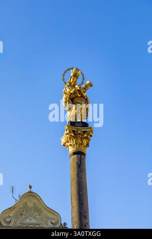 Pilsen, Repubblica Ceca - 2 gennaio 2020: Pilastro storico della Santissima Trinità, pilastro della peste, Karlovy Vary, Repubblica Ceca Foto Stock