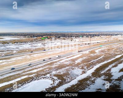 Il traffico all'alba durante l'inverno si scioglie con i pendolari che viaggiano tutti i giorni per lavorare. Foto Stock