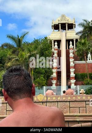 Giostre al Siam Park , un parco acquatico a Tenerife, una delle Isole Canarie della Spagna, probabilmente il migliore al mondo con un tema thailandese Foto Stock