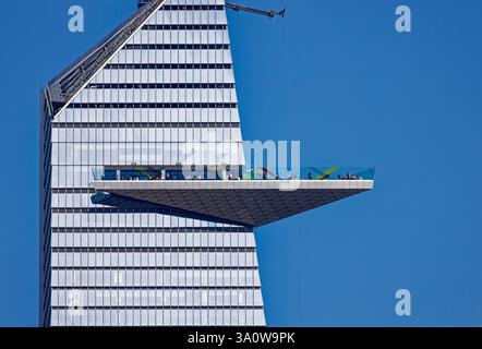 The Edge – osservatorio all'aperto al 100° piano di 30 iarde di Hudson, visto dal Pier 57, fiume Hudson. Foto Stock