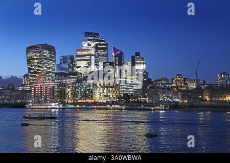Skyline della città di Londra e fiume Tamigi al crepuscolo - febbraio 2025. Vista da sud che mostra gli edifici più recenti, completi e occupati. Foto Stock