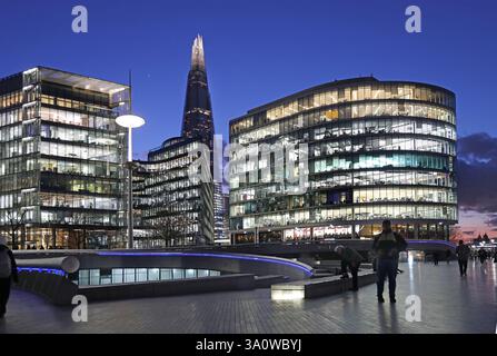 Vista all'imbrunire dello sviluppo degli uffici di Londra lungo il fiume Tamigi, Londra. Mostra lo spazio delle prestazioni della pala in primo piano e lo Shard (centro). Foto Stock