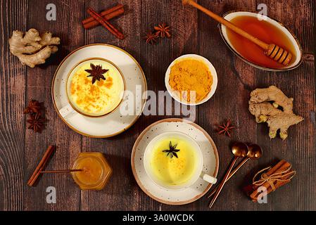 Una varietà di tè e latte giapponese a base di latte dorato di curcuma. La bevanda sana alla moda matcha favorisce la perdita di peso, si rilassa prima di andare a letto e ha Foto Stock