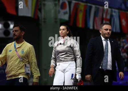29 luglio 2024 - Parigi, Francia: La francese Sara Balzer reagisce alla sconfitta dell'Ucraina Olga Kharlan nella semifinale individuale di scherma femminile Sabre Foto Stock