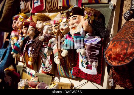 Bambole etniche fatte a mano con ornamenti tradizionali dell'uzbekistan sul mercato di strada a Khiva, Uzbekistan, Asia centrale. Foto Stock