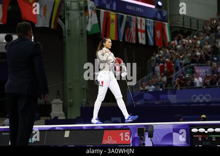29 luglio 2024 - Parigi, Francia: La francese Sara Balzer reagisce alla sconfitta dell'Ucraina Olga Kharlan nella semifinale individuale di scherma femminile Sabre Foto Stock