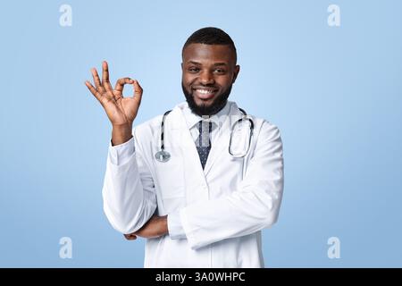 Terapista africano che raccomanda la sua clinica su sfondo bianco Foto Stock