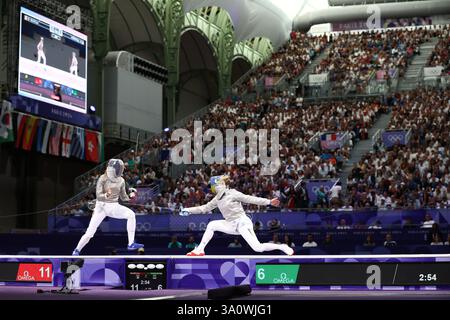 29 luglio 2024 - Parigi, Francia: Sara Balzer di Francia (a sinistra) e Olga Kharlan di Ucraina (a destra) nella semifinale individuale di Fencing Women's Sabre in data Foto Stock