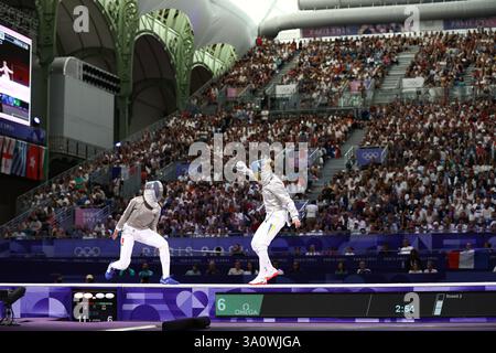 29 luglio 2024 - Parigi, Francia: Sara Balzer di Francia (a sinistra) e Olga Kharlan di Ucraina (a destra) nella semifinale individuale di Fencing Women's Sabre in data Foto Stock