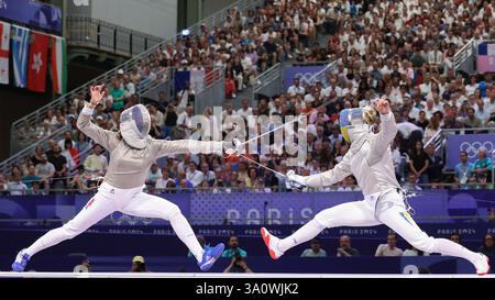 29 luglio 2024 - Parigi, Francia: Sara Balzer di Francia (a sinistra) e Olga Kharlan di Ucraina (a destra) nella semifinale individuale di Fencing Women's Sabre in data Foto Stock