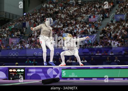 29 luglio 2024 - Parigi, Francia: Sara Balzer di Francia (a sinistra) e Olga Kharlan di Ucraina (a destra) nella semifinale individuale di Fencing Women's Sabre in data Foto Stock
