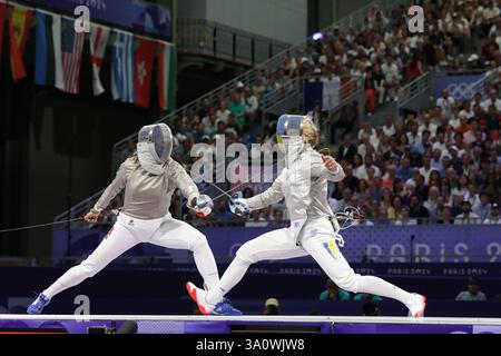 29 luglio 2024 - Parigi, Francia: Sara Balzer di Francia (a sinistra) e Olga Kharlan di Ucraina (a destra) nella semifinale individuale di Fencing Women's Sabre in data Foto Stock
