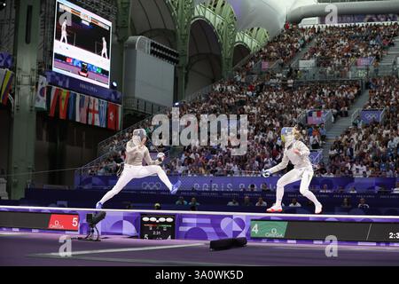 29 luglio 2024 - Parigi, Francia: Sara Balzer di Francia (a sinistra) e Olga Kharlan di Ucraina (a destra) nella semifinale individuale di Fencing Women's Sabre in data Foto Stock