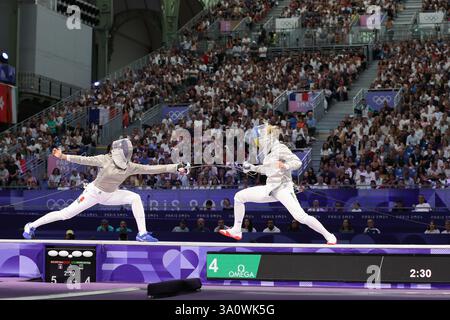 29 luglio 2024 - Parigi, Francia: Sara Balzer di Francia (a sinistra) attacca Olga Kharlan di Ucraina (a destra) nella semifina individuale Sabre femminile di scherma Foto Stock