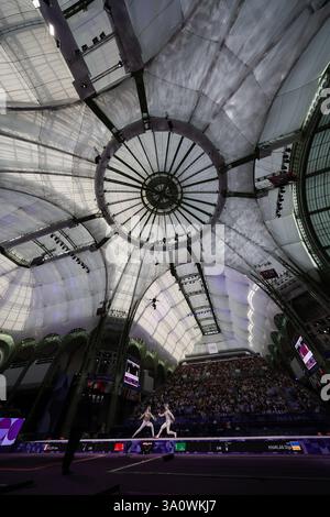 29 luglio 2024 - Parigi, Francia: Sara Balzer di Francia (a sinistra) e Olga Kharlan di Ucraina (a destra) nella semifinale individuale di Fencing Women's Sabre in data Foto Stock