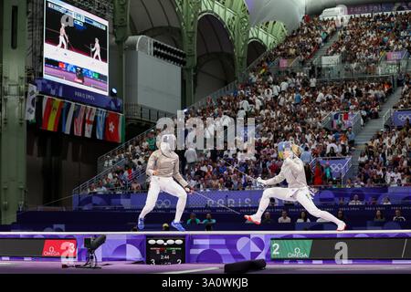 29 luglio 2024 - Parigi, Francia: Sara Balzer di Francia (a sinistra) e Olga Kharlan di Ucraina (a destra) nella semifinale individuale di Fencing Women's Sabre in data Foto Stock