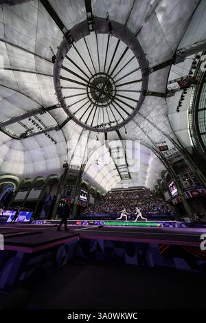 29 luglio 2024 - Parigi, Francia: Sara Balzer di Francia (a sinistra) e Olga Kharlan di Ucraina (a destra) nella semifinale individuale di Fencing Women's Sabre in data Foto Stock