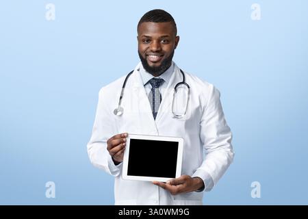 Terapeuta nero positivo che raccomanda l'applicazione online per tablet Foto Stock