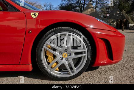 Ferrari F430 F1 ragno in rosso 2008. Pinza freni, ruota anteriore e logo parafango. Foto Stock