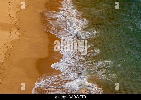 Una spiaggia sabbiosa vicino a Ferragudo sulla costa di Algave Foto Stock